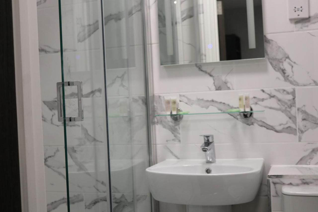 Blue Sapphire Hotel Ілфорд Екстер'єр фото